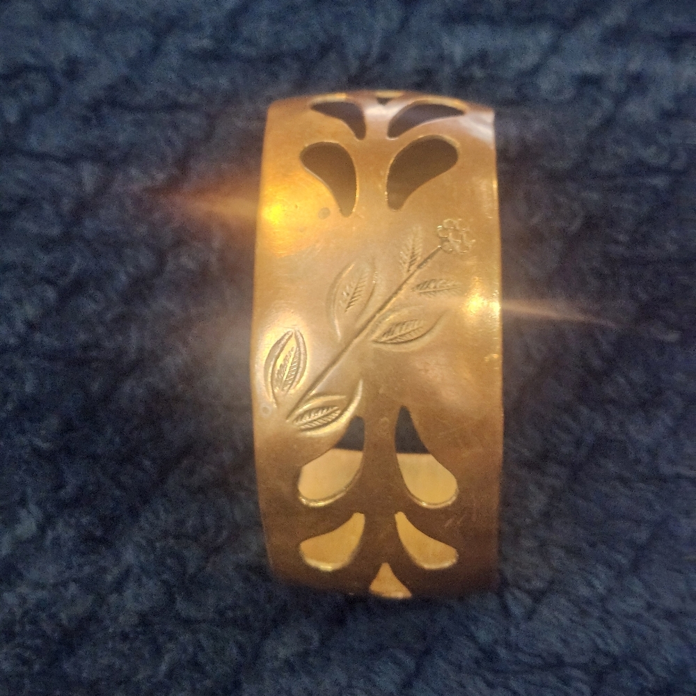 Stamped Vintage copper cutout leaf cuff bracelet. - Picture 2 of 6